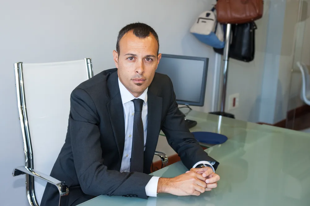 Profesional de EcoVen en su mesa de trabajo