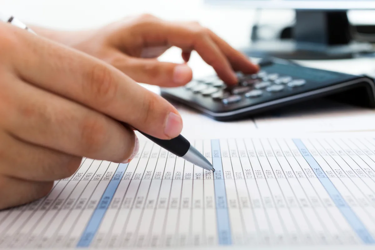 Análisis de documentación financiera con una calculadora